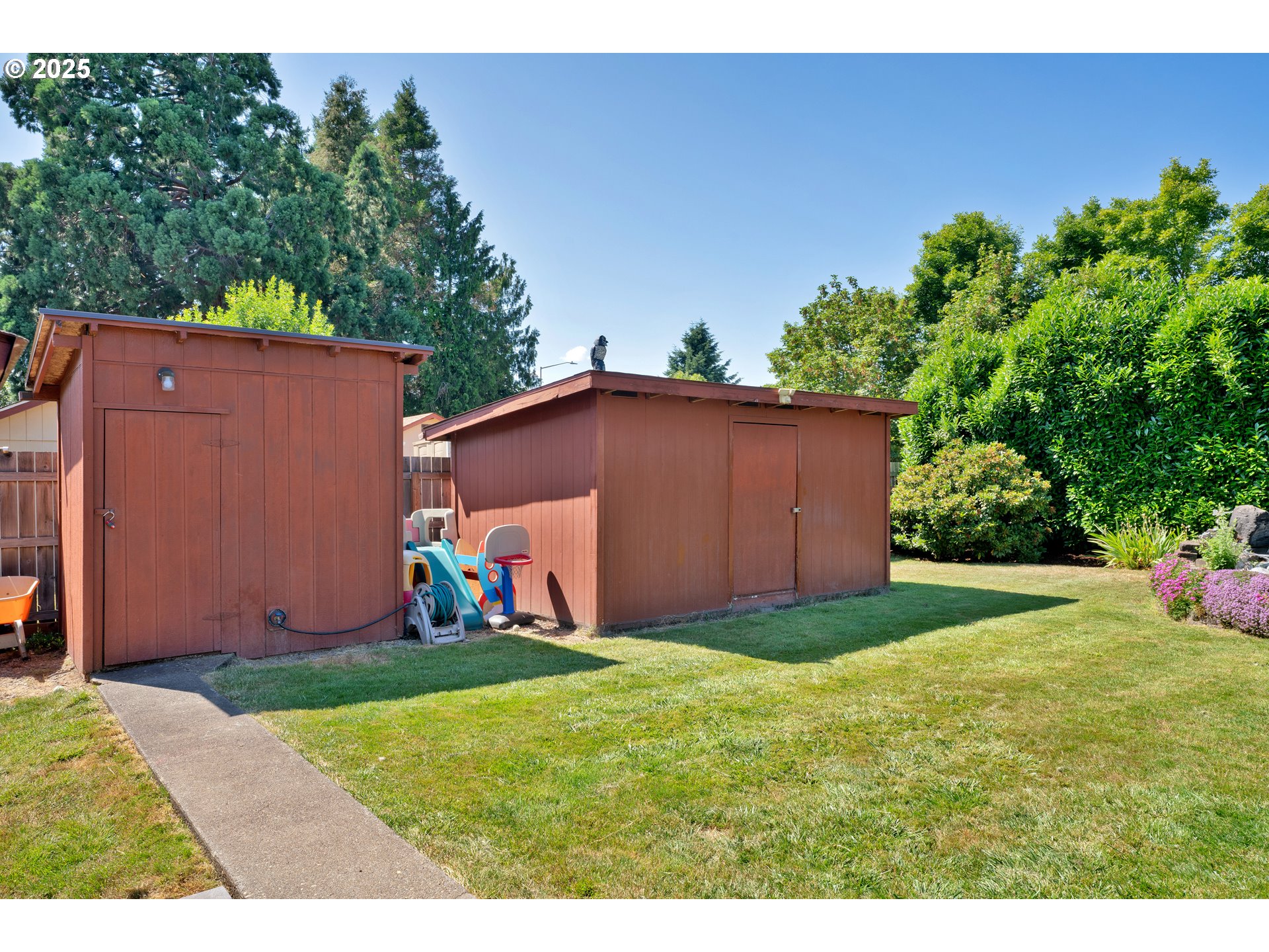 630 Colonial Drive Springfield, OR 97477 - Photo 35 of 37 a view of a backyard with potted plants and large tree