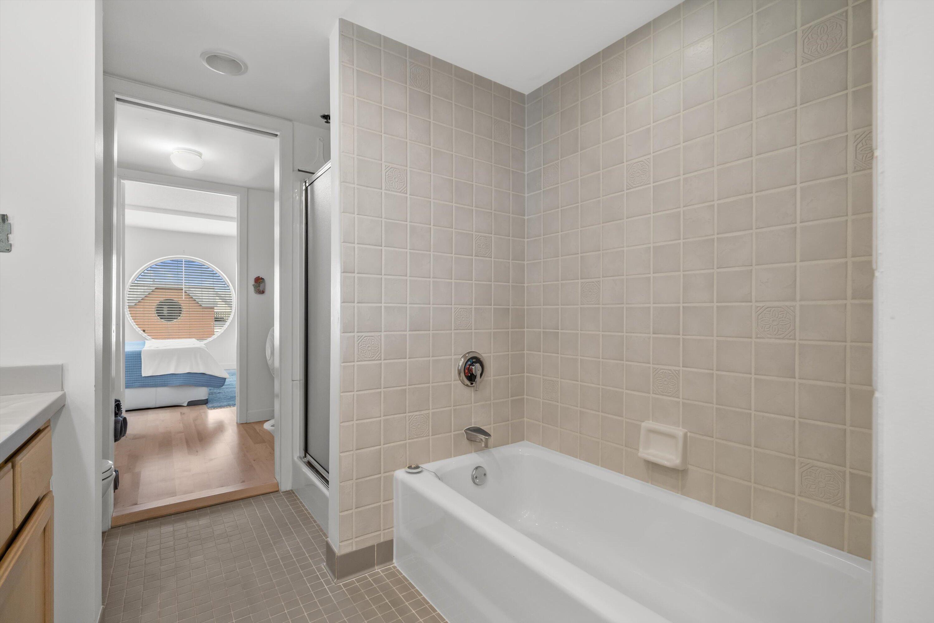 333 Lake Avenue, Unit 807 Racine, WI 53403 - Photo 21 of 57 With Tub