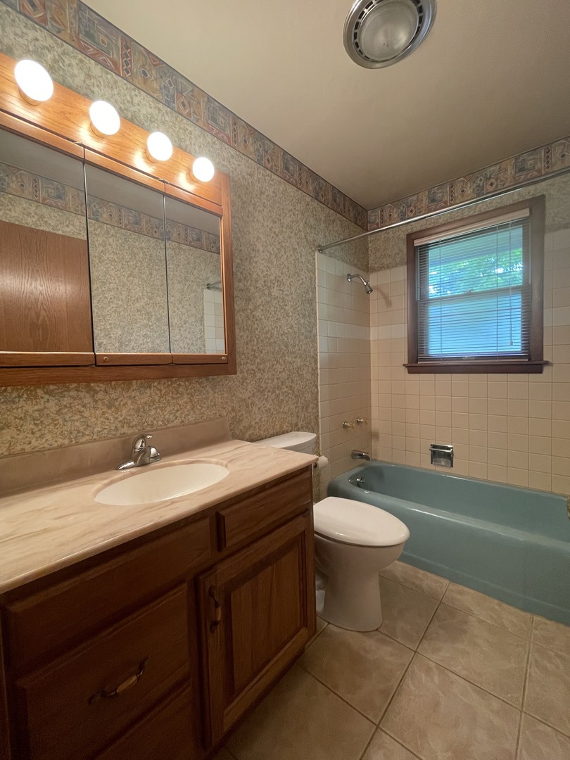 206 Palmyra Road Dixon, IL 61021 - Photo 17 of 46 a bathroom with a toilet sink and mirror