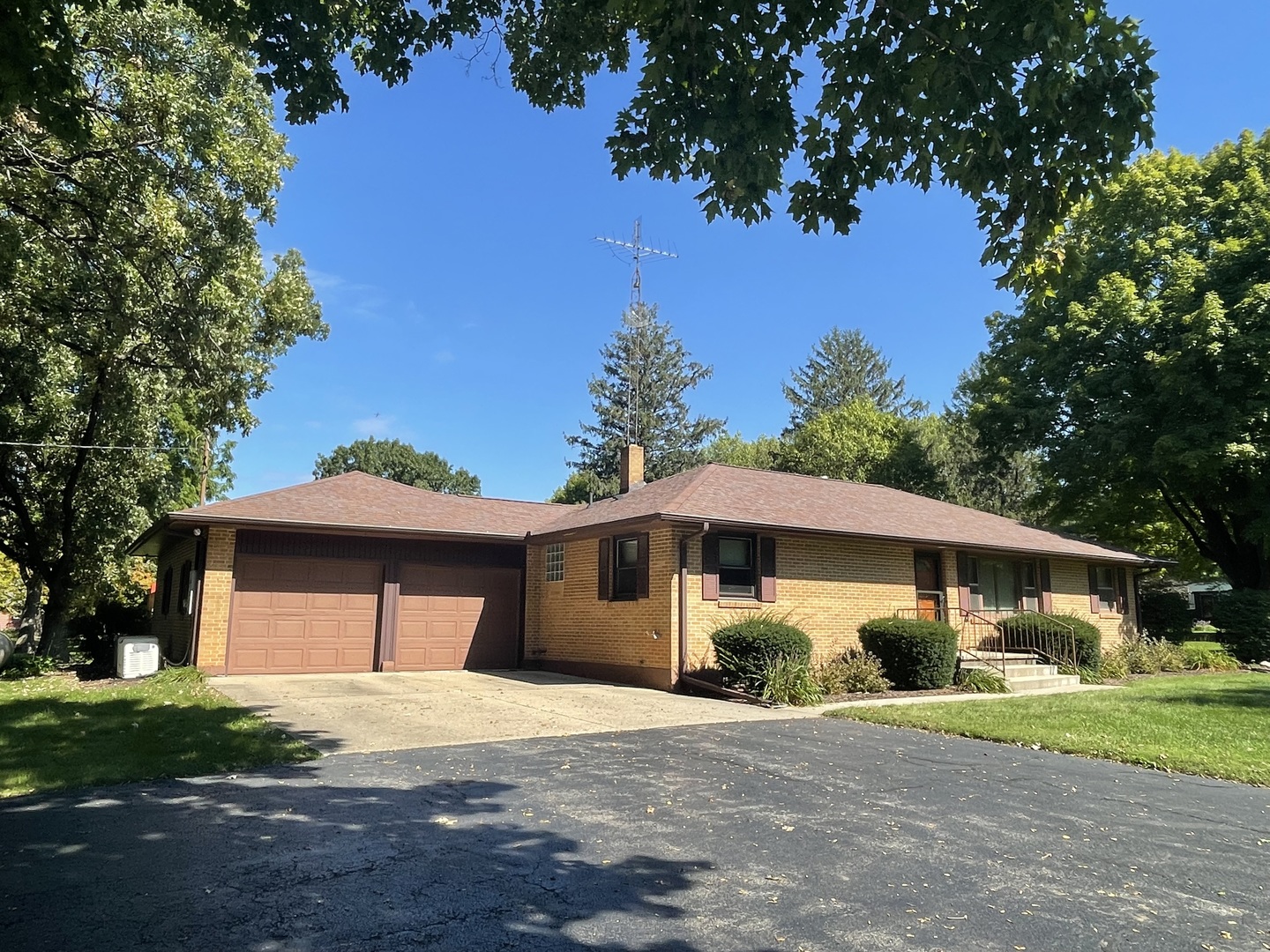 206 Palmyra Road Dixon, IL 61021 - Photo 2 of 46 a front view of a house with a yard and garage
