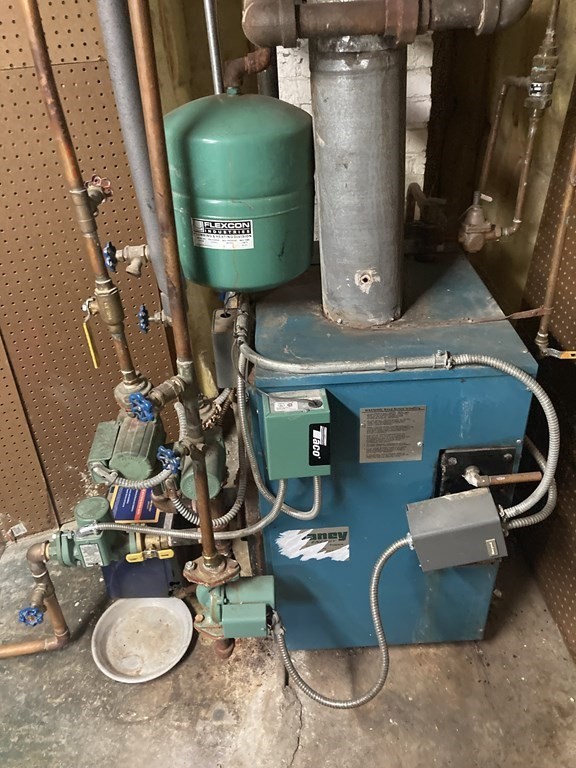 12 Newcastle Road Peabody, MA 01960 - Photo 33 of 35 a room with furniture and a mirror