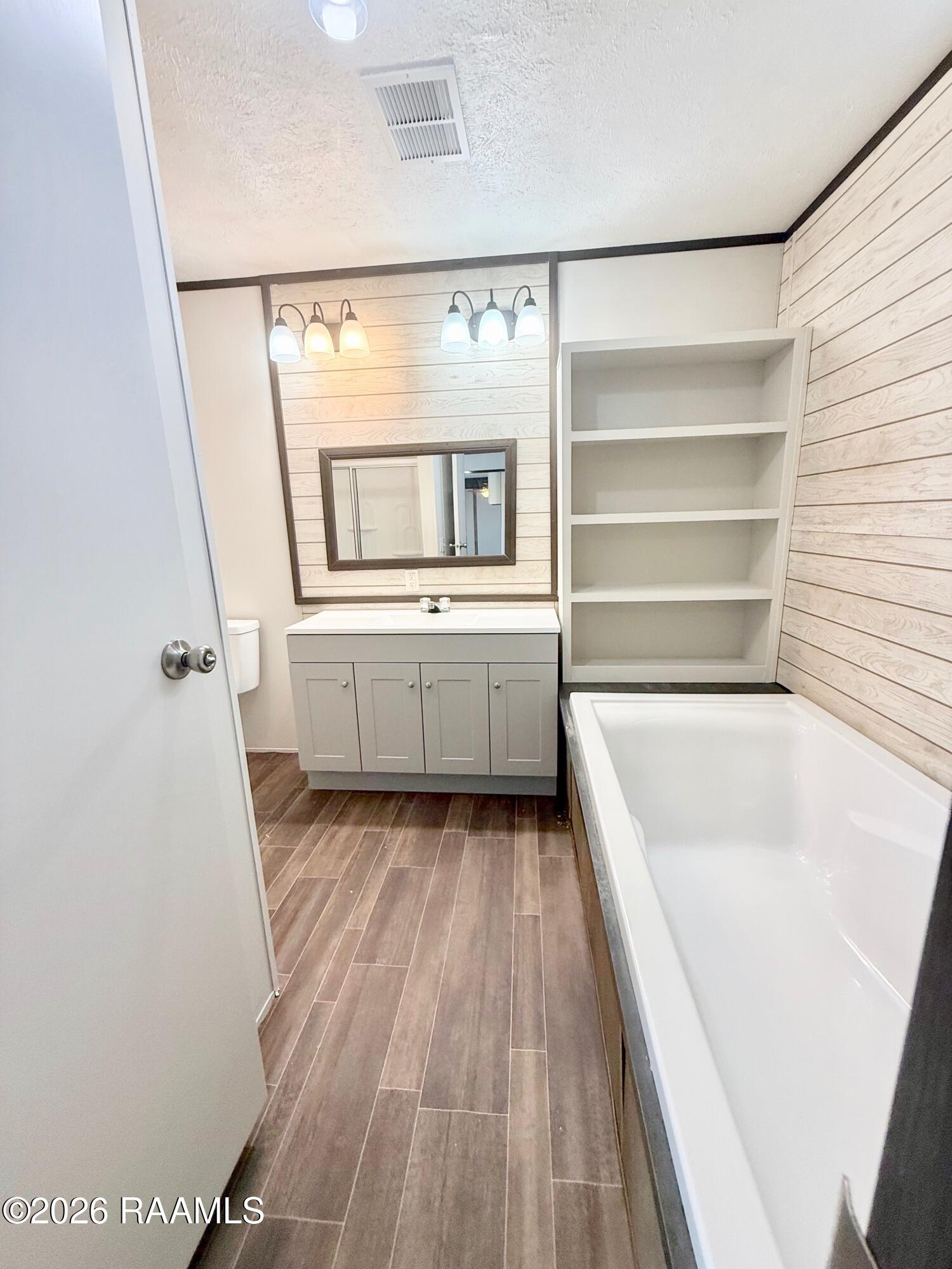 415 Dorsey Road New Iberia, LA 70563 - Photo 16 of 27 primary bathroom