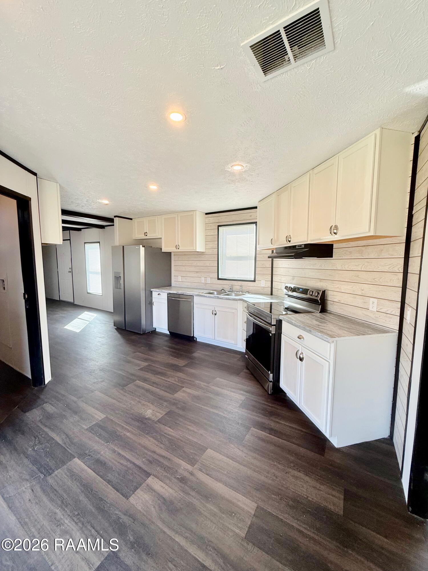 415 Dorsey Road New Iberia, LA 70563 - Photo 9 of 27 kitchen