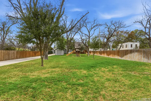 $699,000 | 524 North Getty Street, Uvalde, TX 78801