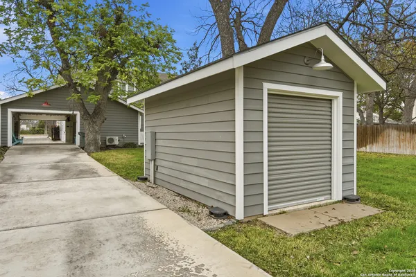 $699,000 | 524 North Getty Street, Uvalde, TX 78801