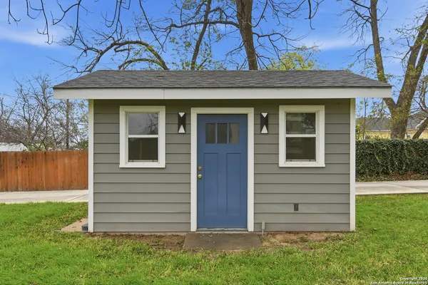 $699,000 | 524 North Getty Street, Uvalde, TX 78801