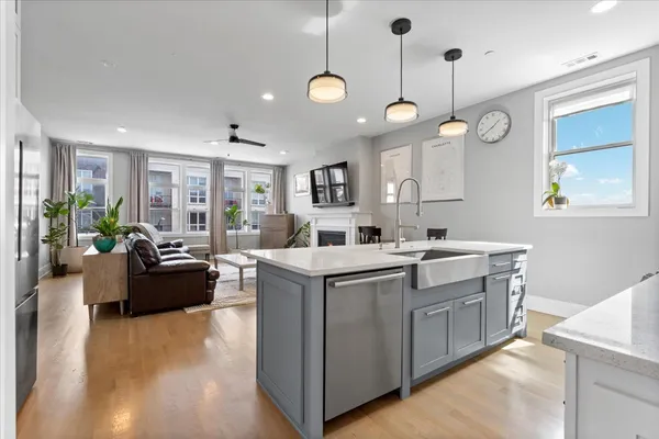 $824,900 | 2438 North Western Avenue, Unit 3, Chicago, IL 60647