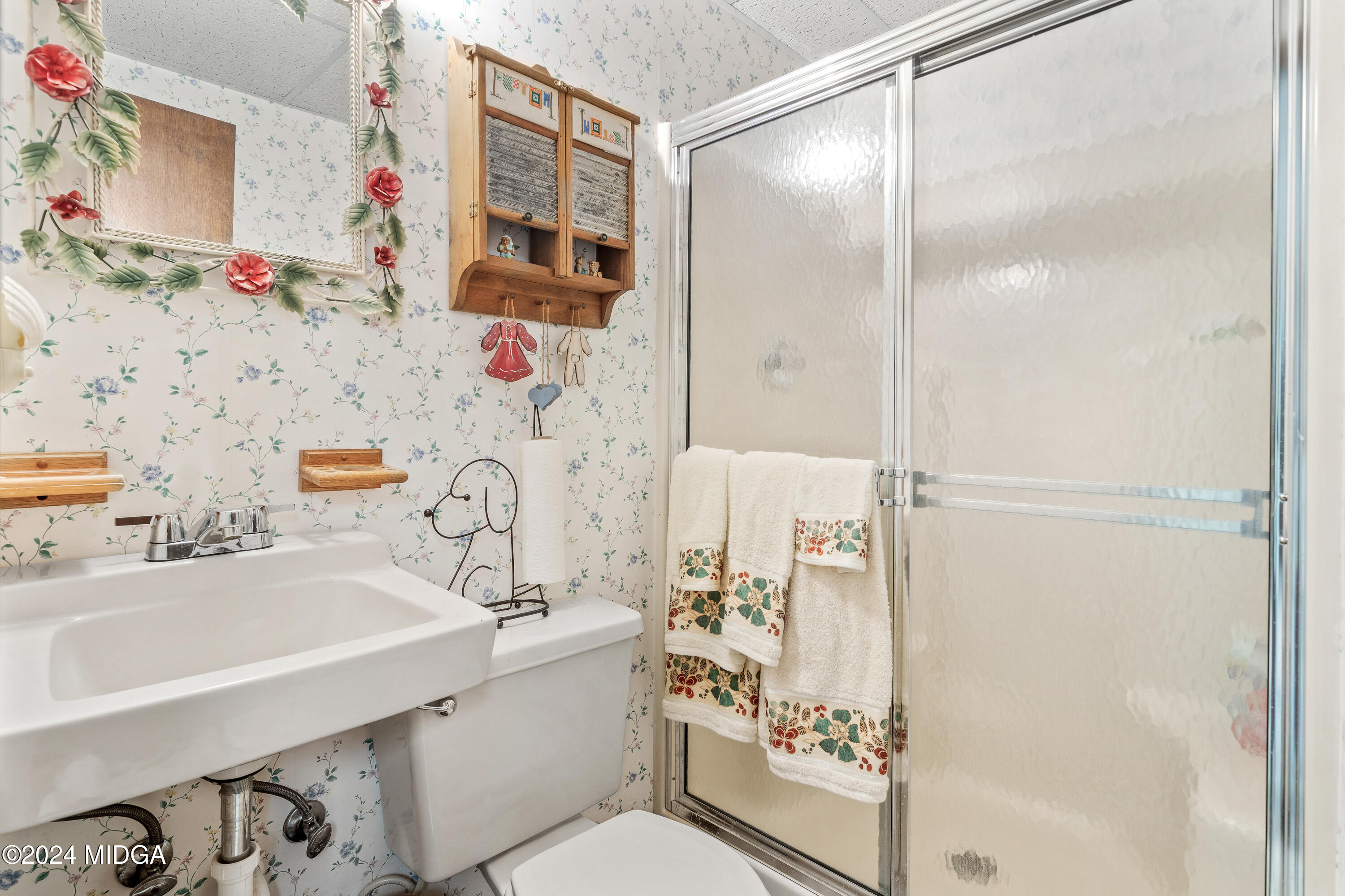 112 Whitehead Place Gray, GA 31032 - Photo 25 of 36 a bathroom with a sink toilet and shower