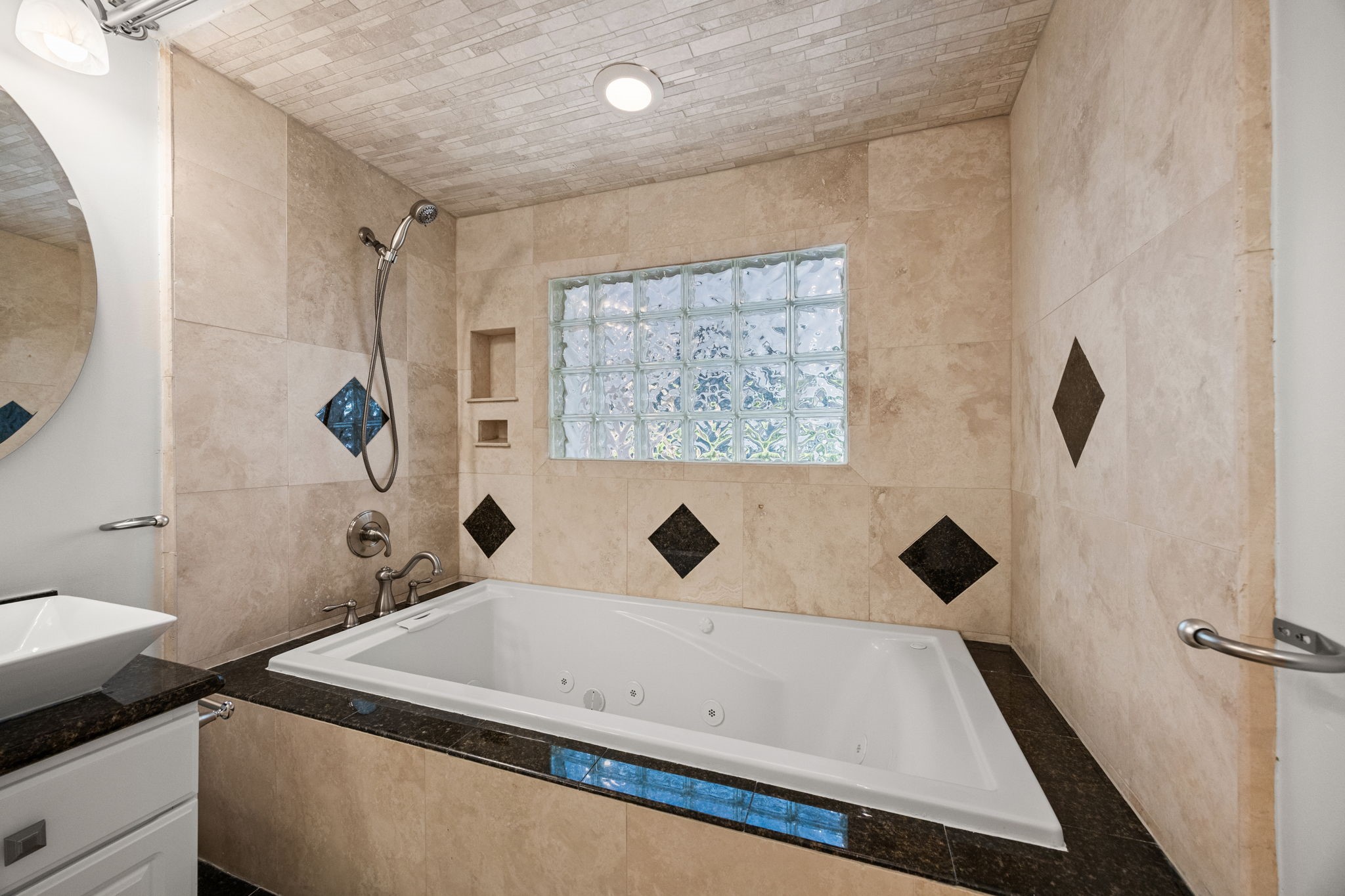 10310 Mayfield Road Houston, TX 77043 - Photo 28 of 49 Closer view of jacuzzi tub