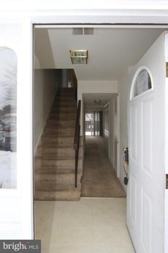 196 North Cottage Road Sterling, VA 20164 - Photo 2 of 20 Entrance / Foyer