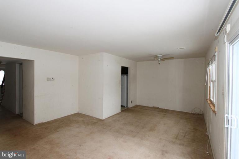 196 North Cottage Road Sterling, VA 20164 - Photo 11 of 20 Living Room