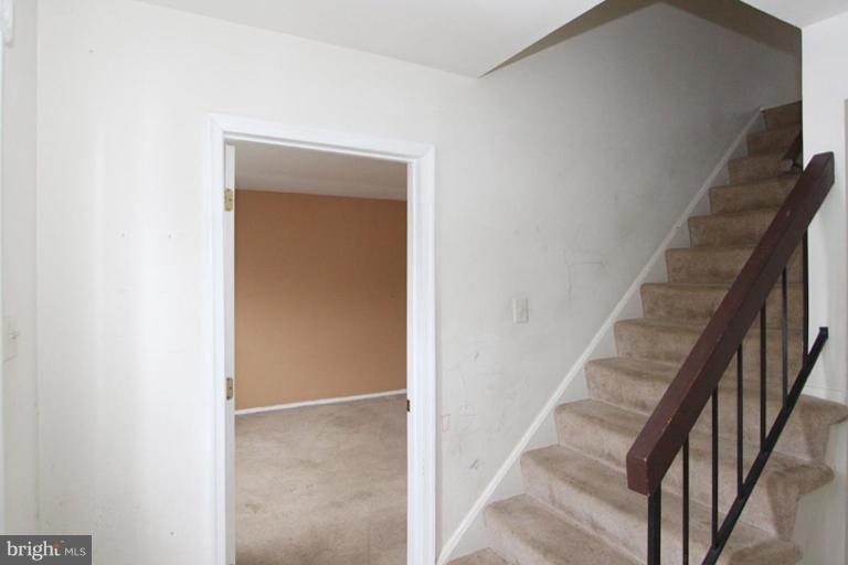 196 North Cottage Road Sterling, VA 20164 - Photo 14 of 20 Staircase