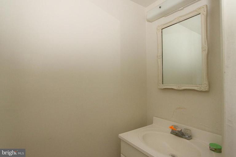 196 North Cottage Road Sterling, VA 20164 - Photo 3 of 20 Half Bath 1