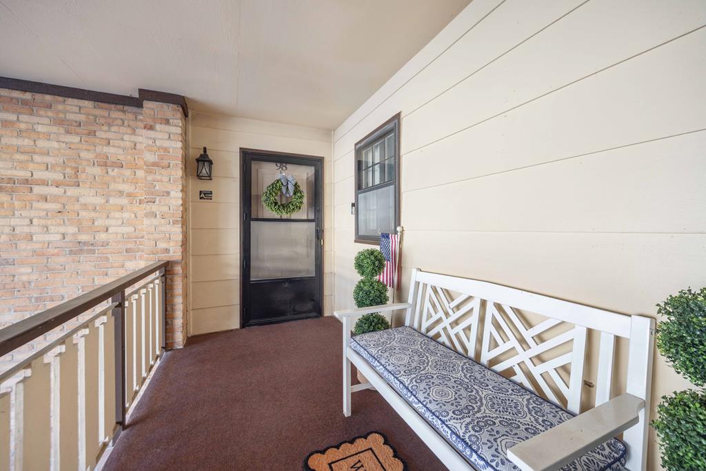 a view of entryway with furniture