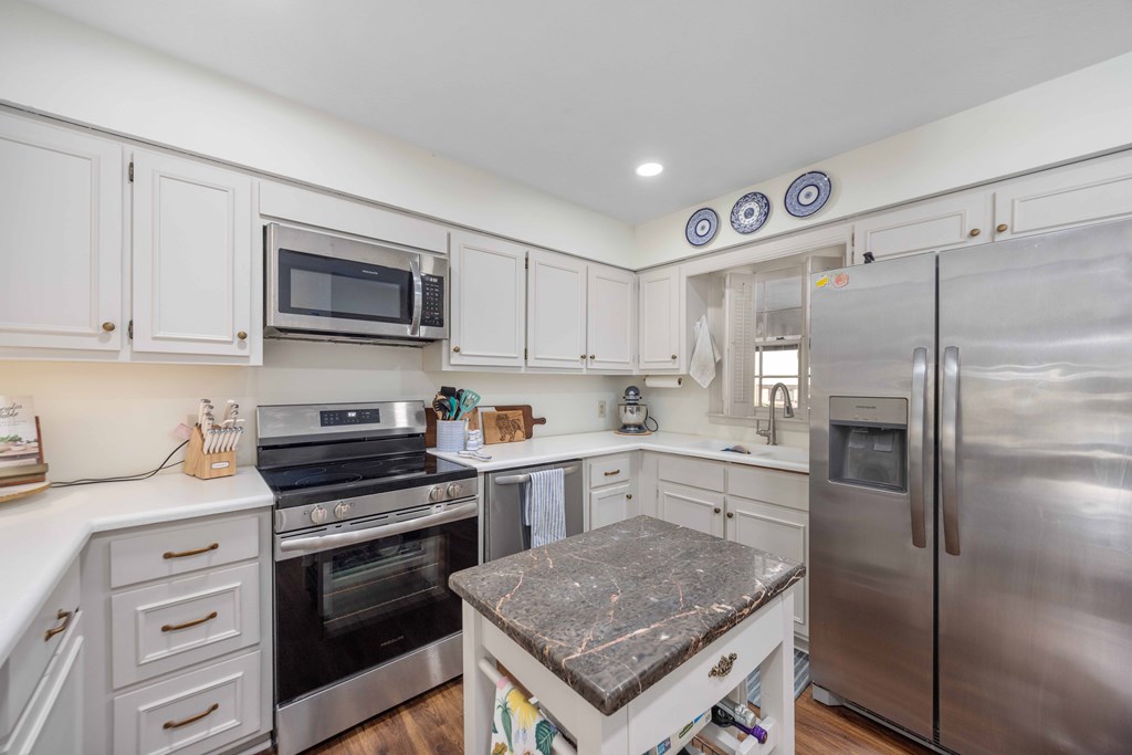 2525 Norris Road, Unit 98 Columbus, GA 31907 - Photo 8 of 40 a kitchen with a refrigerator stove and sink