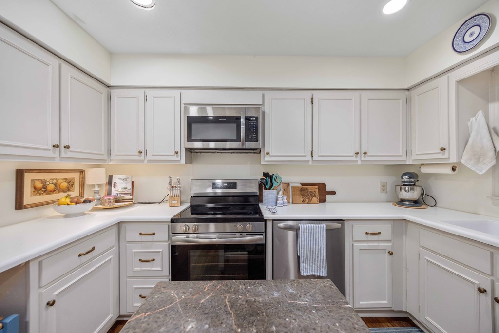 2525 Norris Road, Unit 98 Columbus, GA 31907 - Photo 9 of 40 a kitchen with granite countertop white cabinets and stainless steel appliances