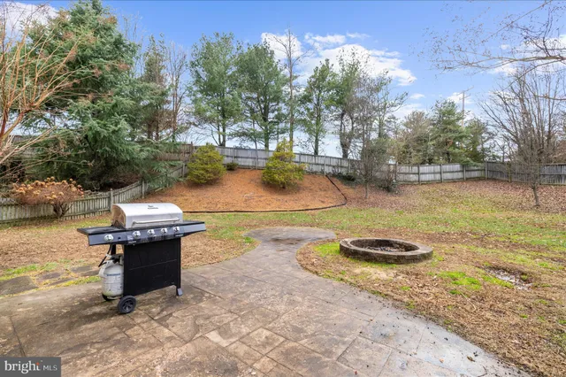 a view of a house with backyard