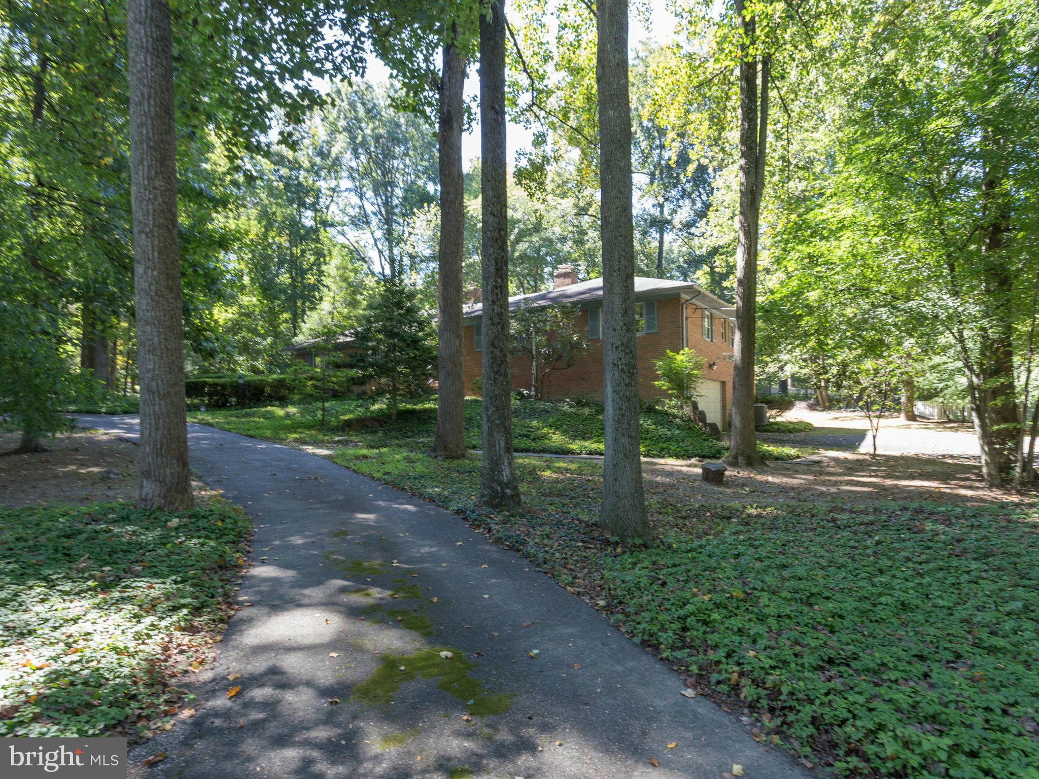 8501 Brook Road McLean, VA 22102 - Photo 2 of 29 Private Circular Driveway