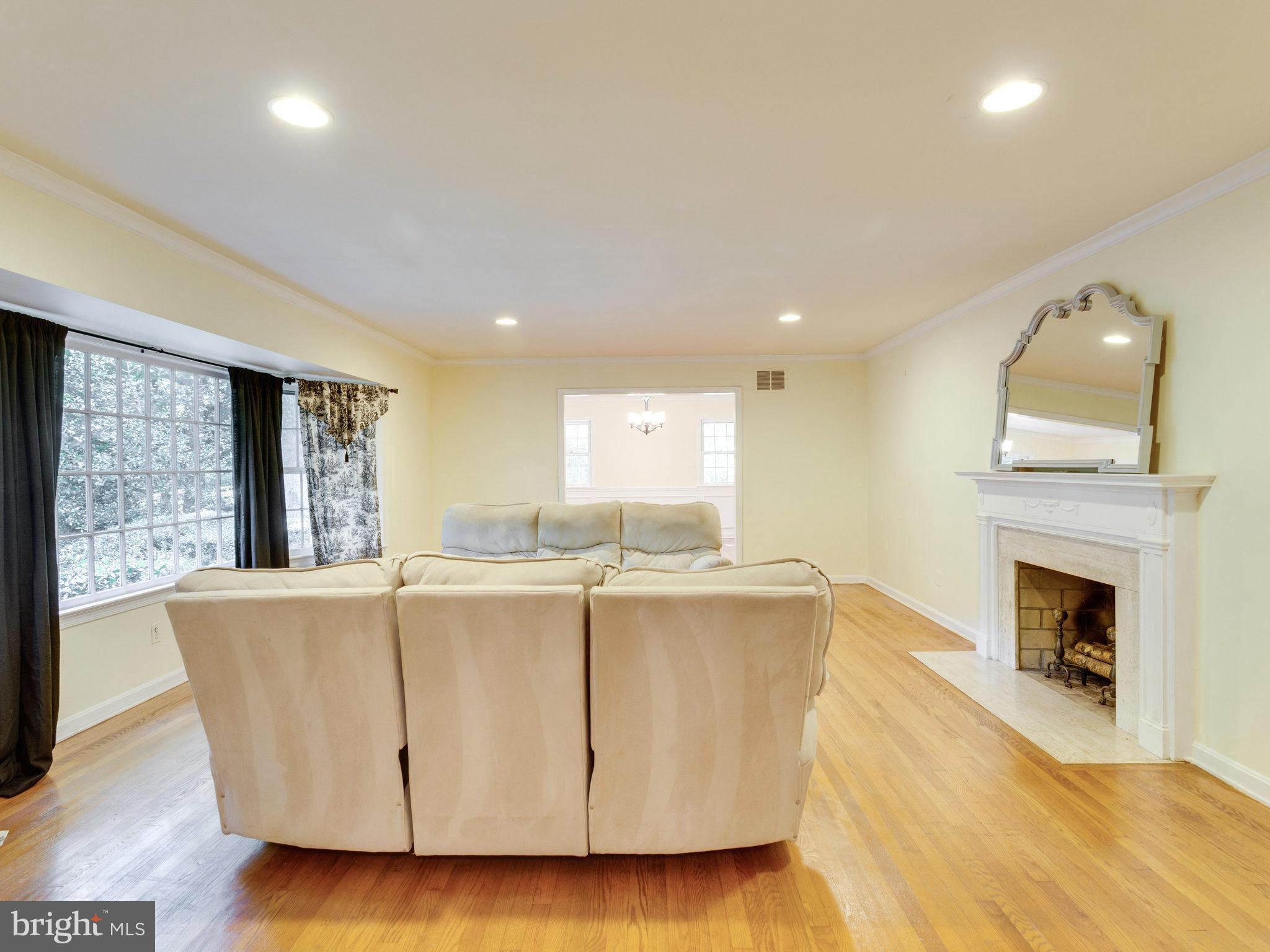 8501 Brook Road McLean, VA 22102 - Photo 6 of 29 Living Room
