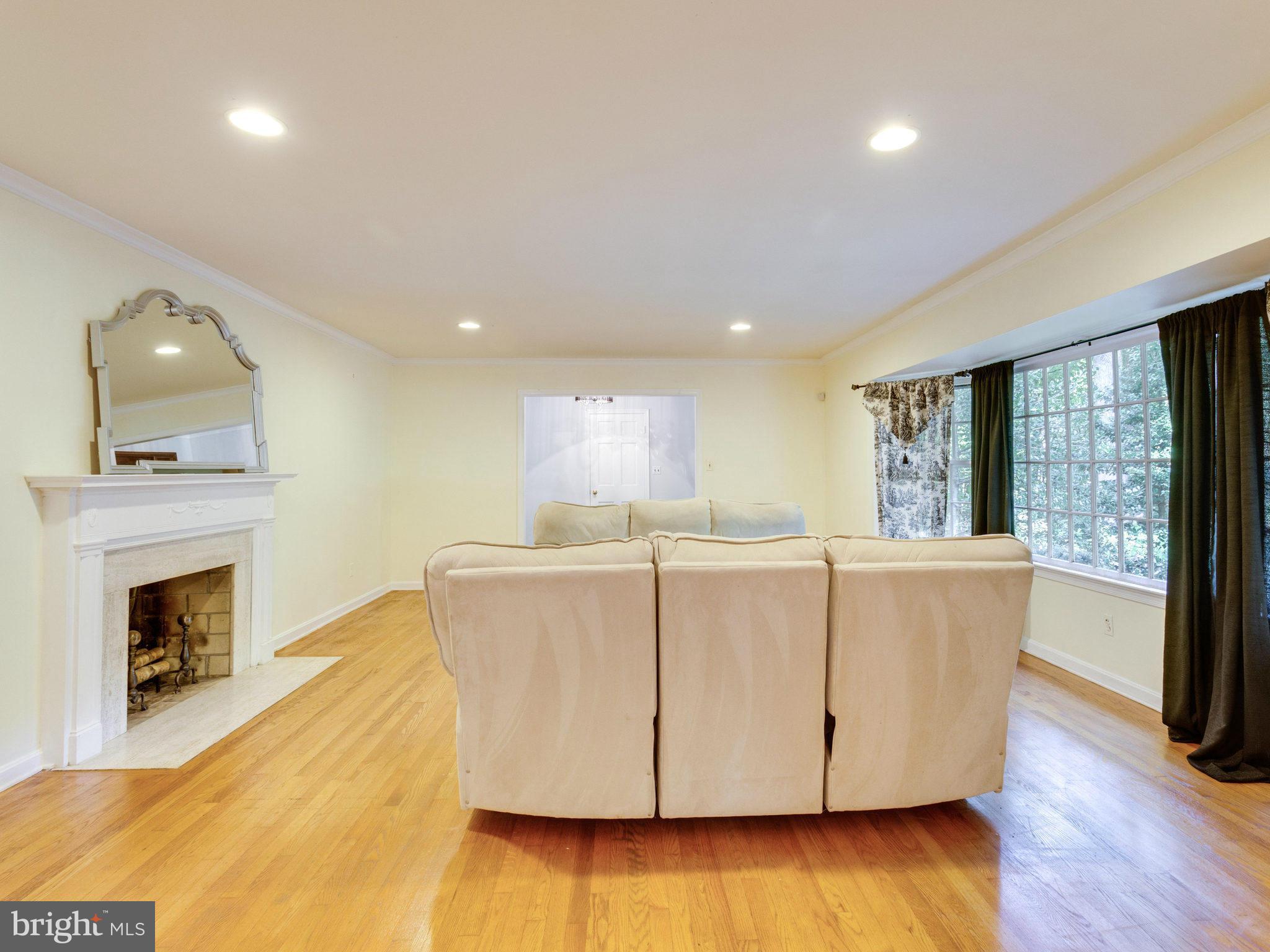 8501 Brook Road McLean, VA 22102 - Photo 7 of 29 Living Room