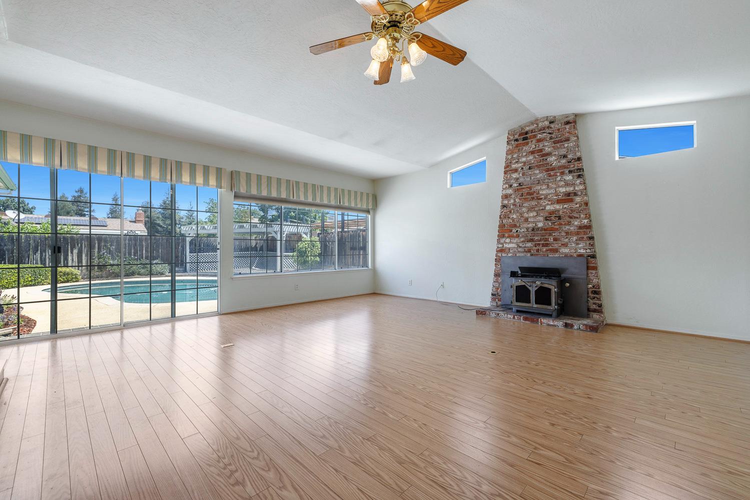 1461 Rall Avenue Clovis, CA 93611 - Photo 7 of 38