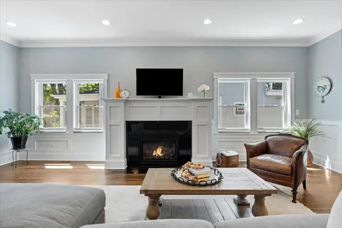 $1,300,000 | 4320 North Whipple Street, Chicago, IL 60618