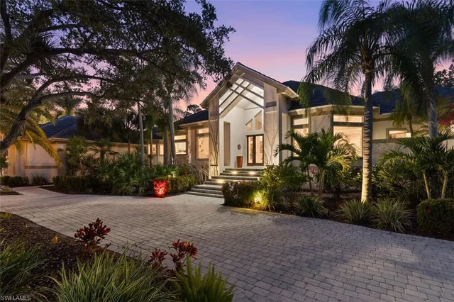 an outdoor space with lots of palm trees