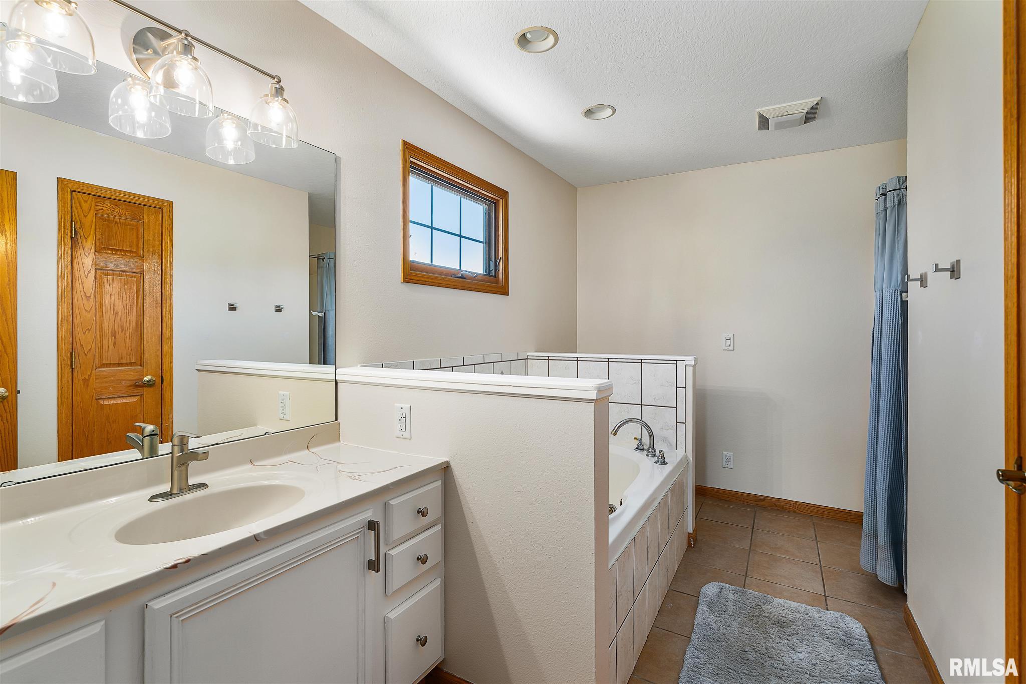 2593 Canterbury Road Muscatine, IA 52761 - Photo 19 of 29