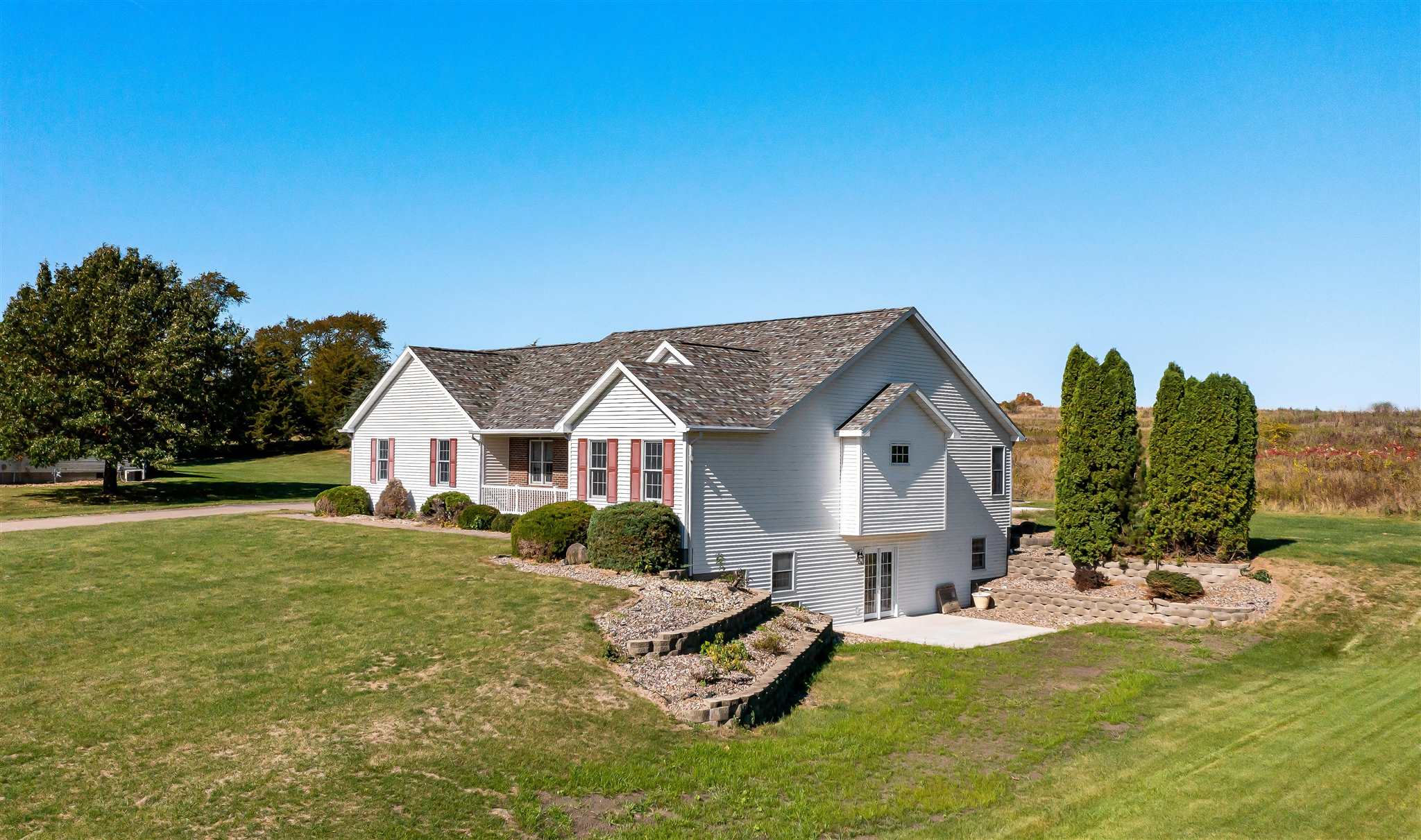 2593 Canterbury Road Muscatine, IA 52761 - Photo 2 of 29