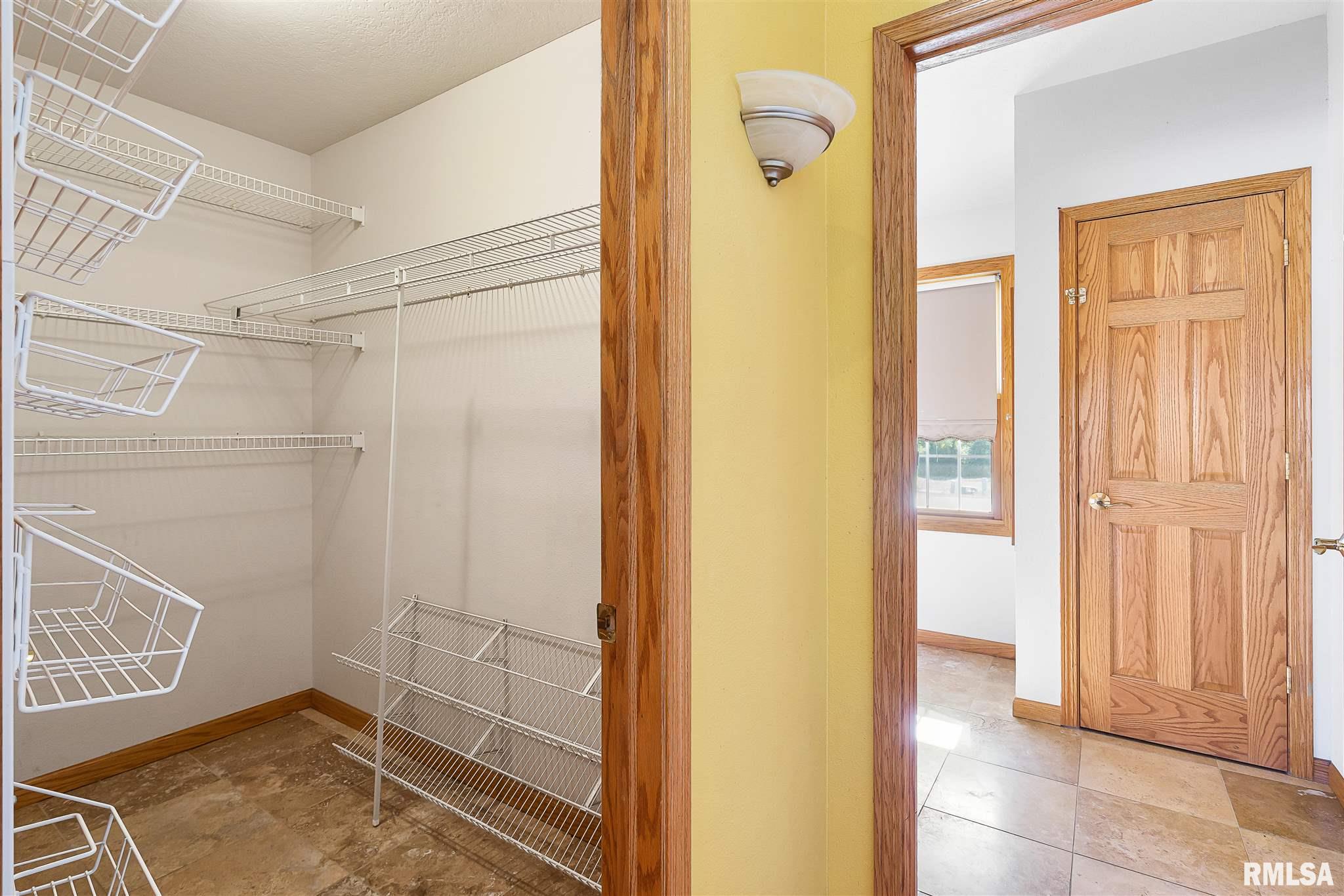 2593 Canterbury Road Muscatine, IA 52761 - Photo 21 of 29