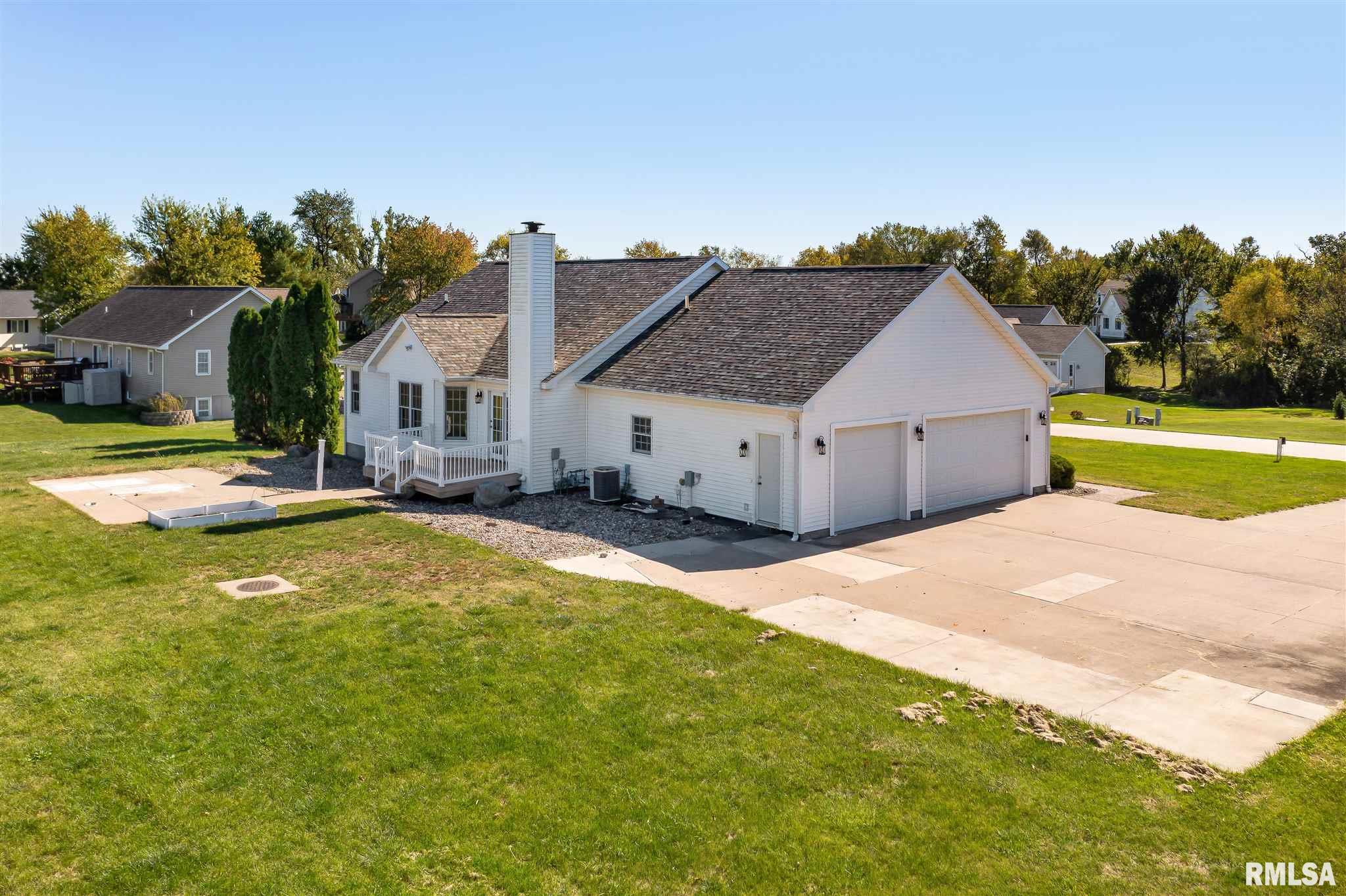 2593 Canterbury Road Muscatine, IA 52761 - Photo 3 of 29