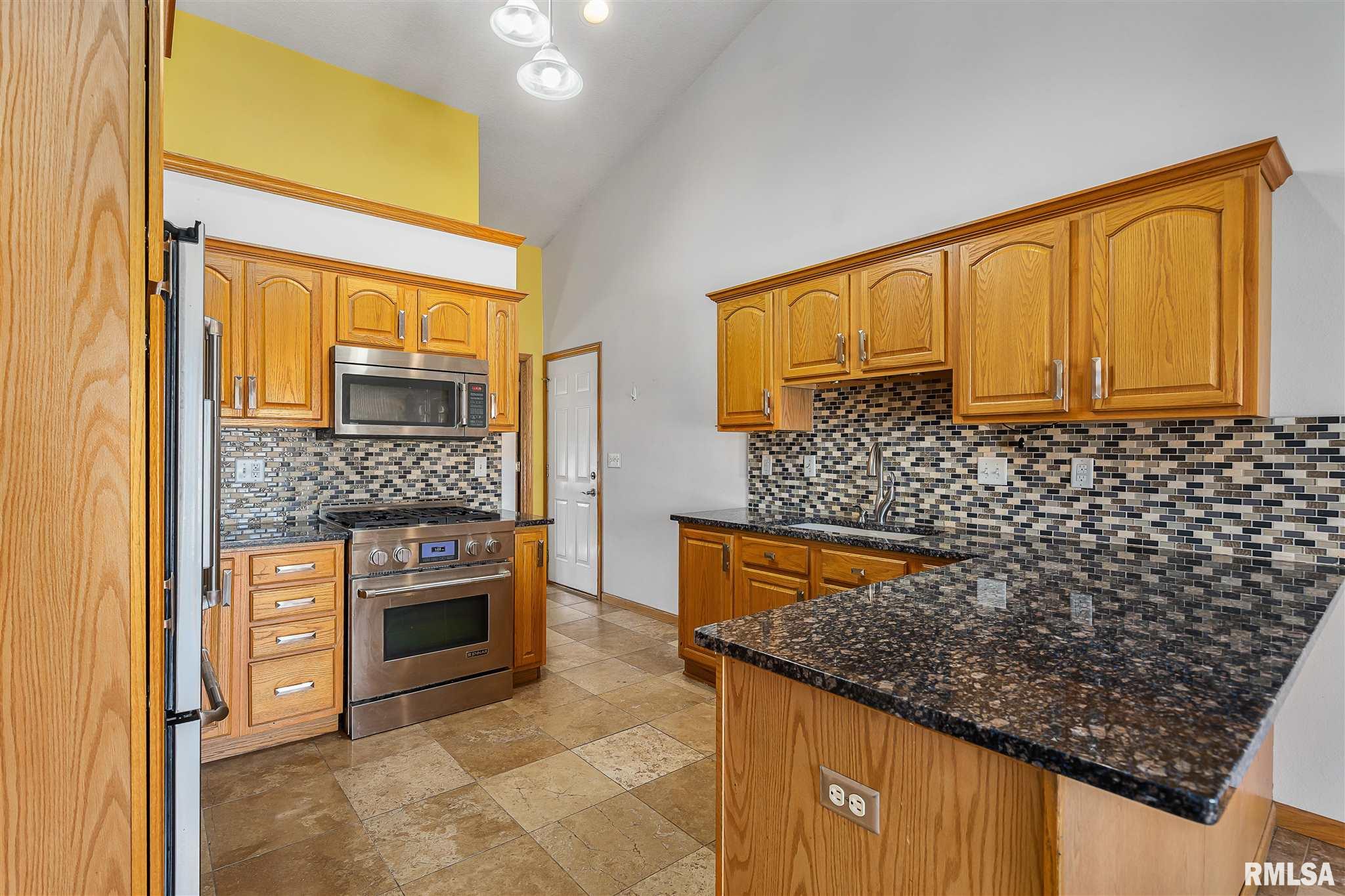 2593 Canterbury Road Muscatine, IA 52761 - Photo 4 of 29