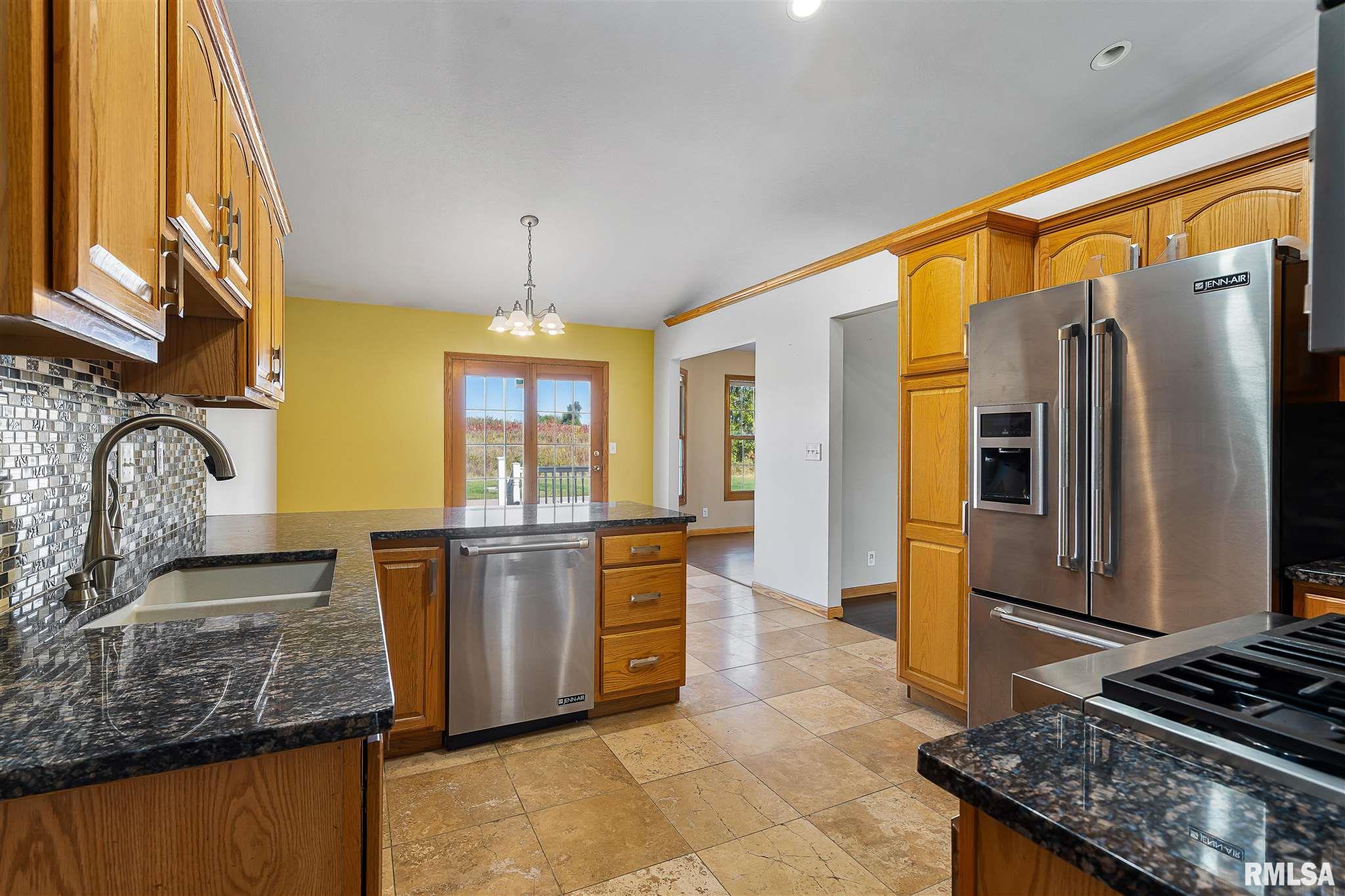 2593 Canterbury Road Muscatine, IA 52761 - Photo 5 of 29