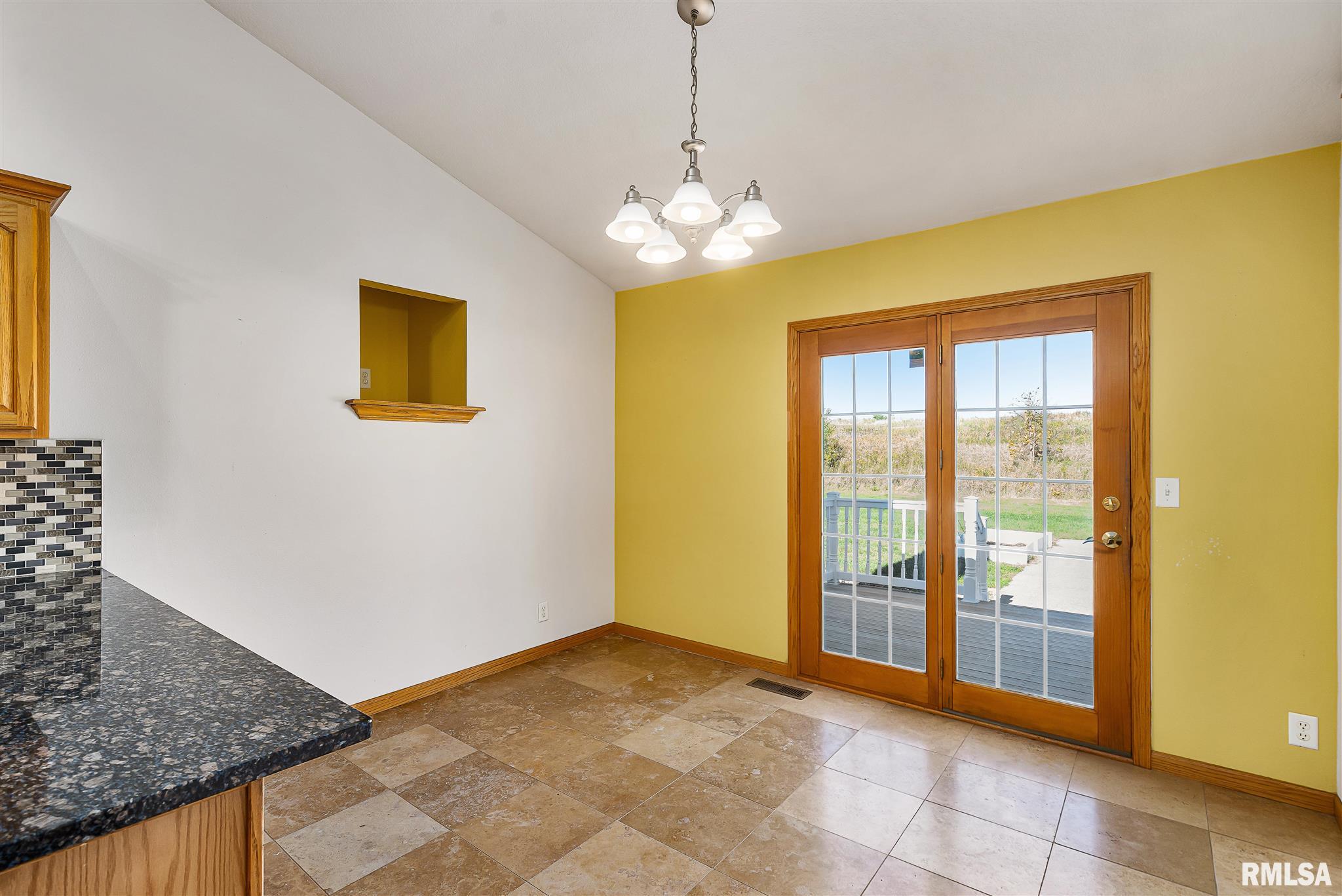 2593 Canterbury Road Muscatine, IA 52761 - Photo 6 of 29