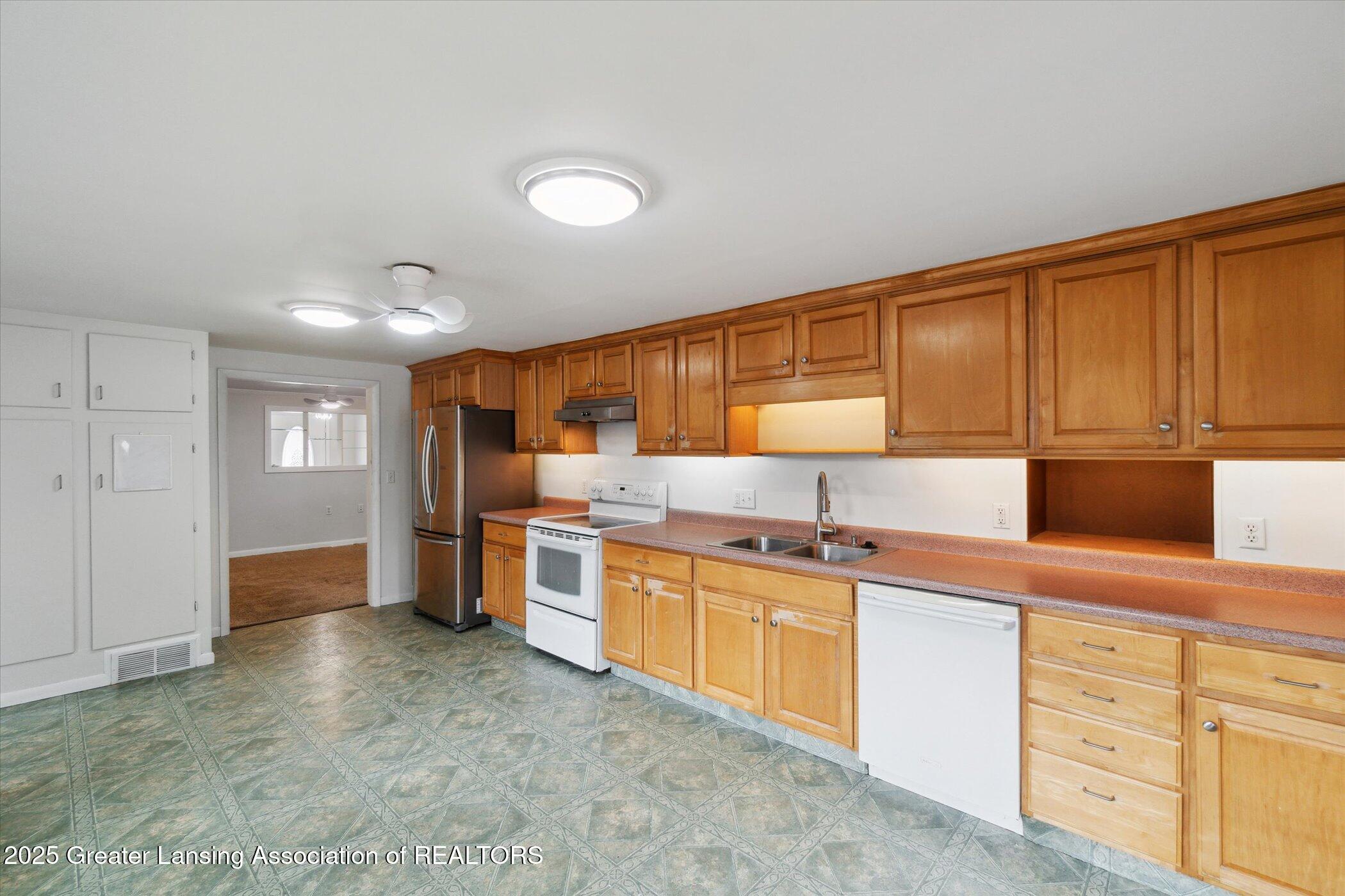 1801 North Sutton Road Jackson, MI 49201 - Photo 12 of 49 21-1801-N-Sutton-Rd-Jackson-MI-49202-Win