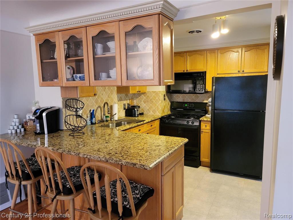3329 Chester Road Royal Oak, MI 48073 - Photo 5 of 17