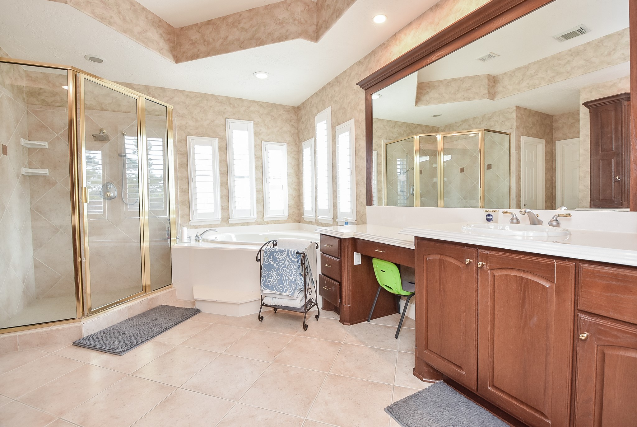 2510 Britton Ridge Drive Katy, TX 77494 - Photo 27 of 50 Full bathroom is well-lit, and the main features of the space are a large bathtub, sink, countertop, cabinet.