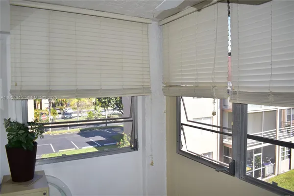 $79,990 | 9801 Sunrise Lakes Boulevard, Unit 301, Sunrise, FL 33322
