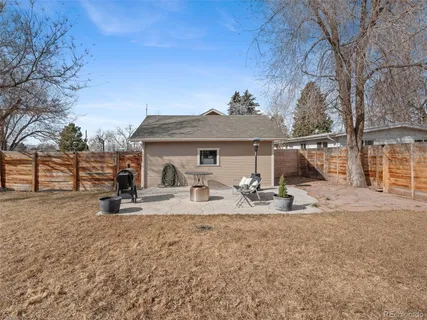 a view of a house with backyard