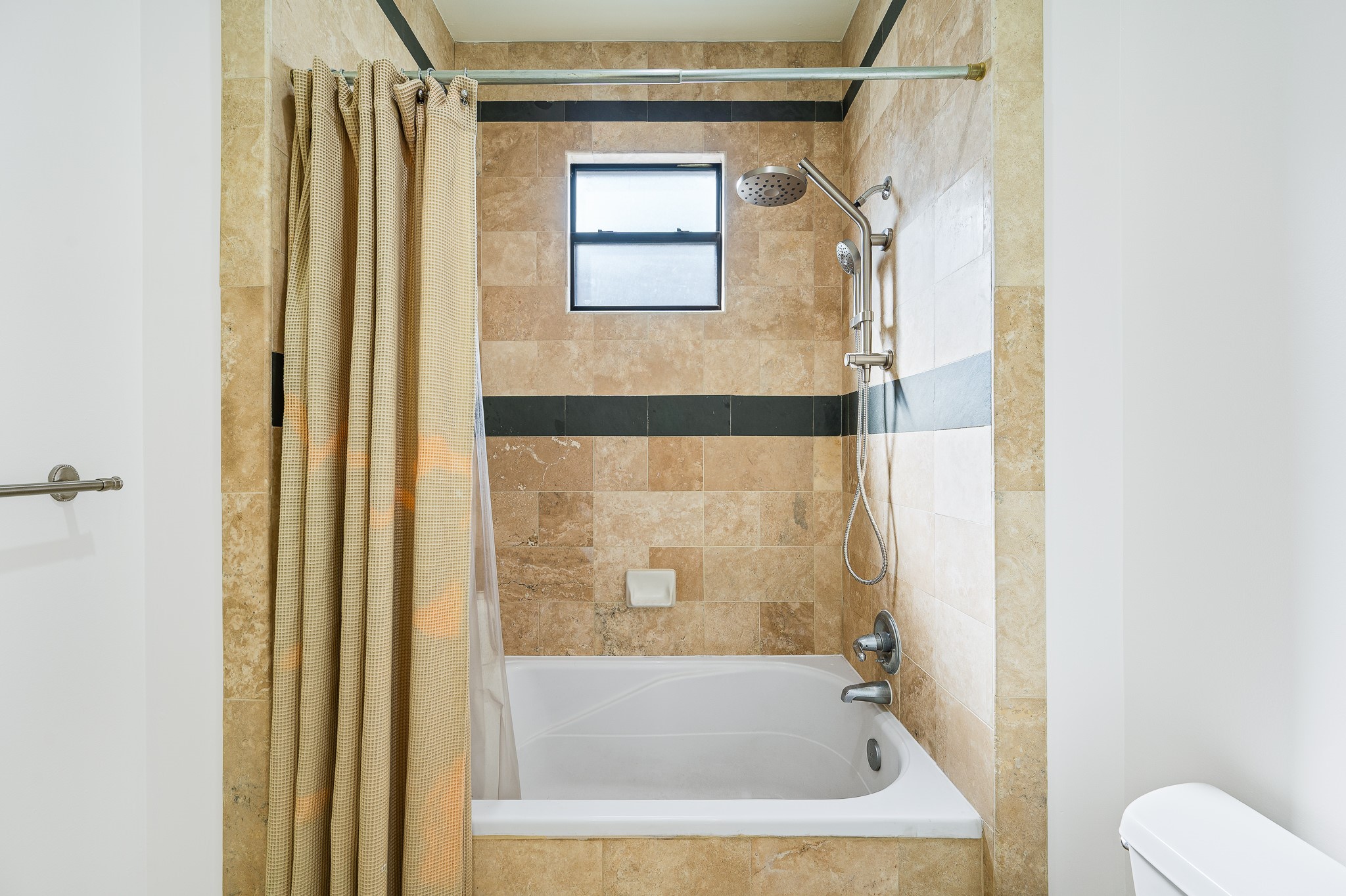 235 Malone Street Houston, TX 77007 - Photo 28 of 46 a bathroom with a bath tub