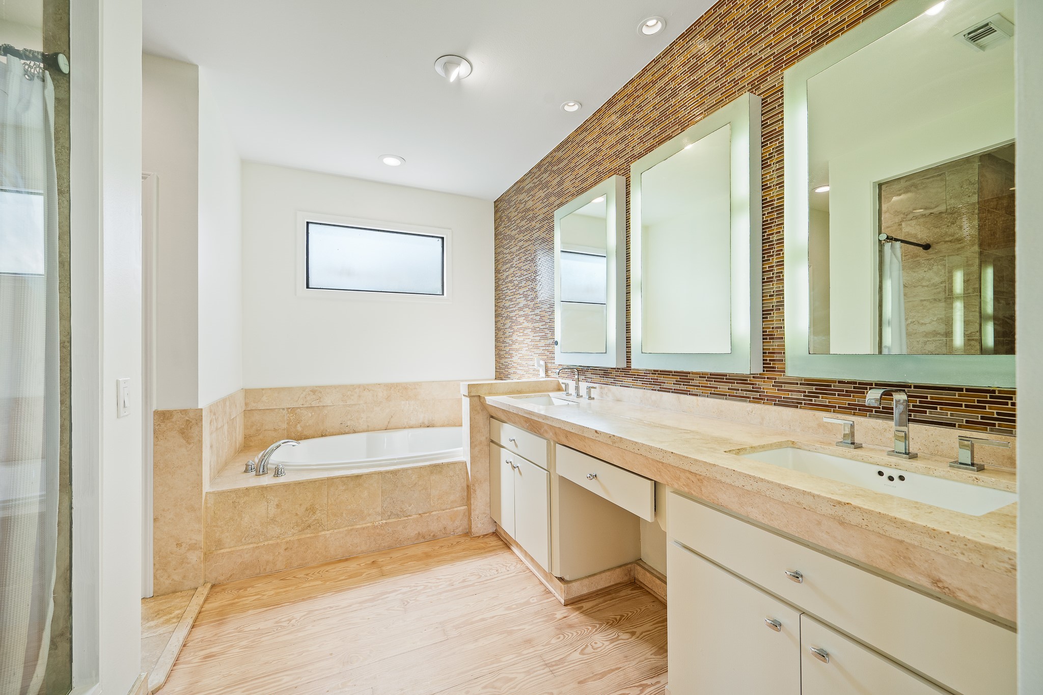 235 Malone Street Houston, TX 77007 - Photo 35 of 46 a bathroom with a tub sink and mirror