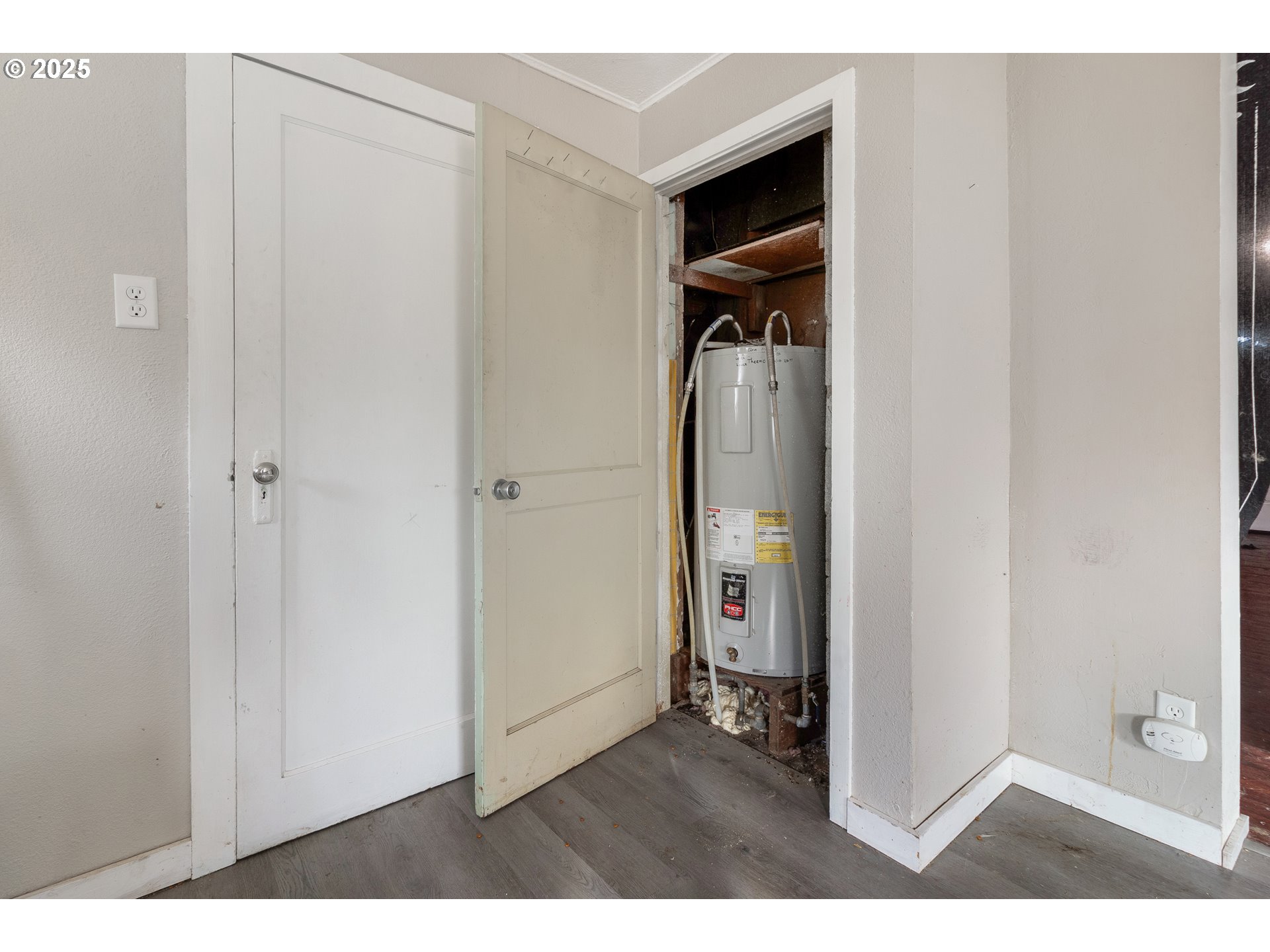 412 South 35th Street Springfield, OR 97478 - Photo 12 of 38 a view of a hallway with wooden floor and closet