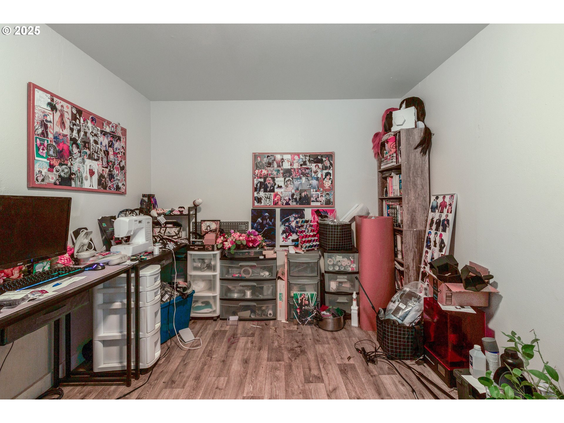 412 South 35th Street Springfield, OR 97478 - Photo 14 of 38 a view of a workspace with furniture
