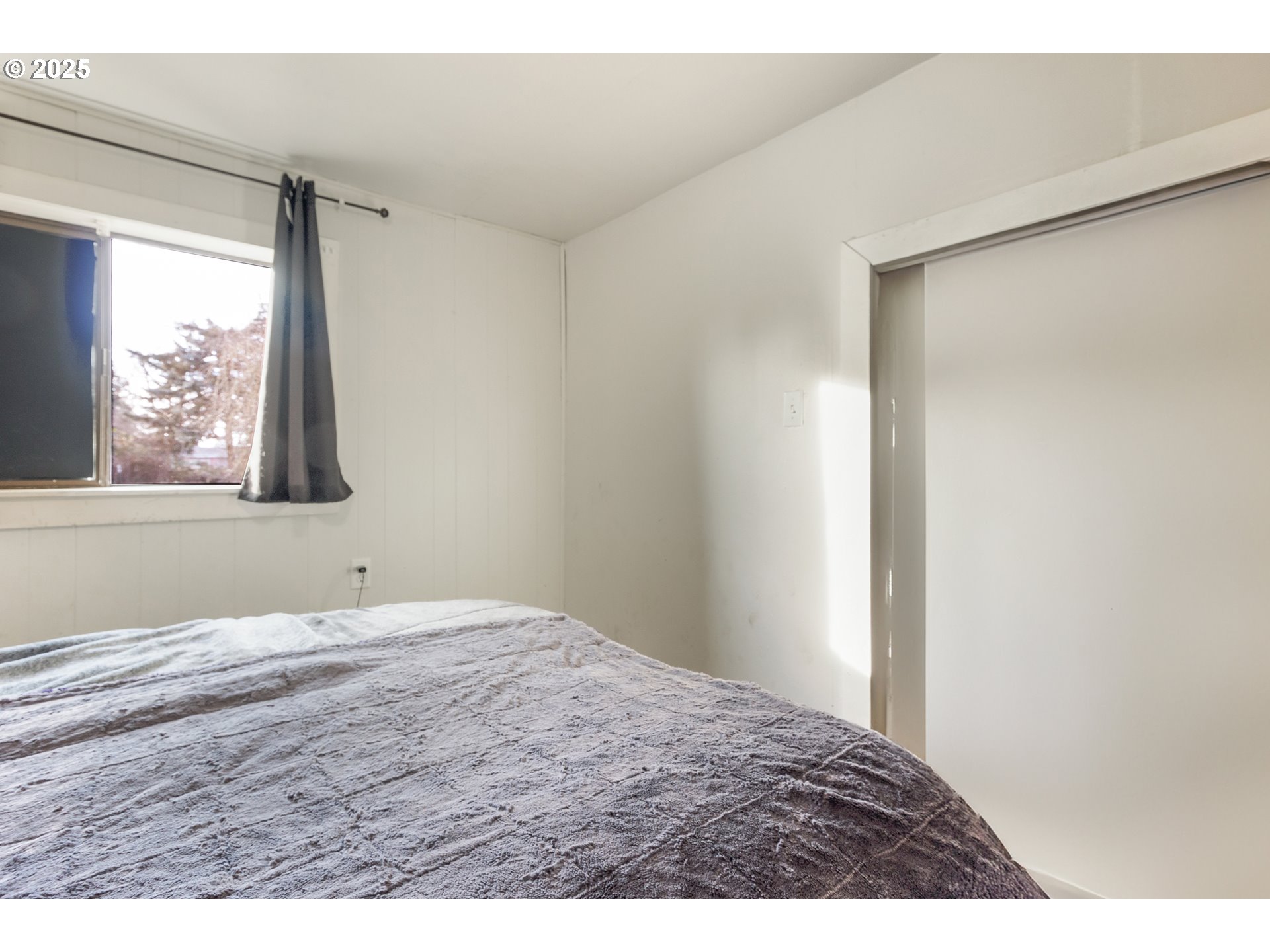 412 South 35th Street Springfield, OR 97478 - Photo 23 of 38 a bedroom with a bed and a window