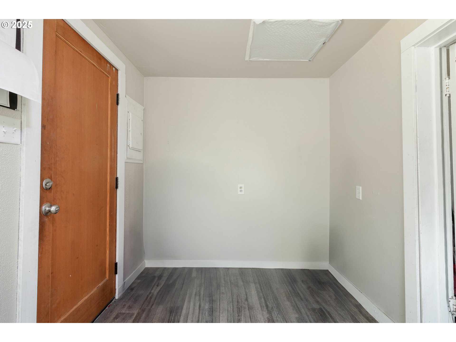 412 South 35th Street Springfield, OR 97478 - Photo 27 of 38 a view of an empty room