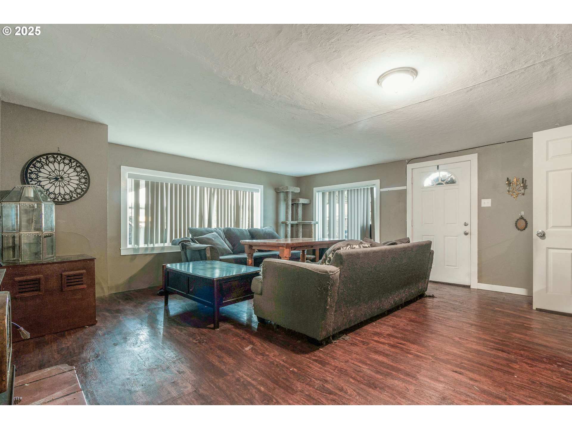 412 South 35th Street Springfield, OR 97478 - Photo 3 of 38 a living room with furniture a window and wooden floor