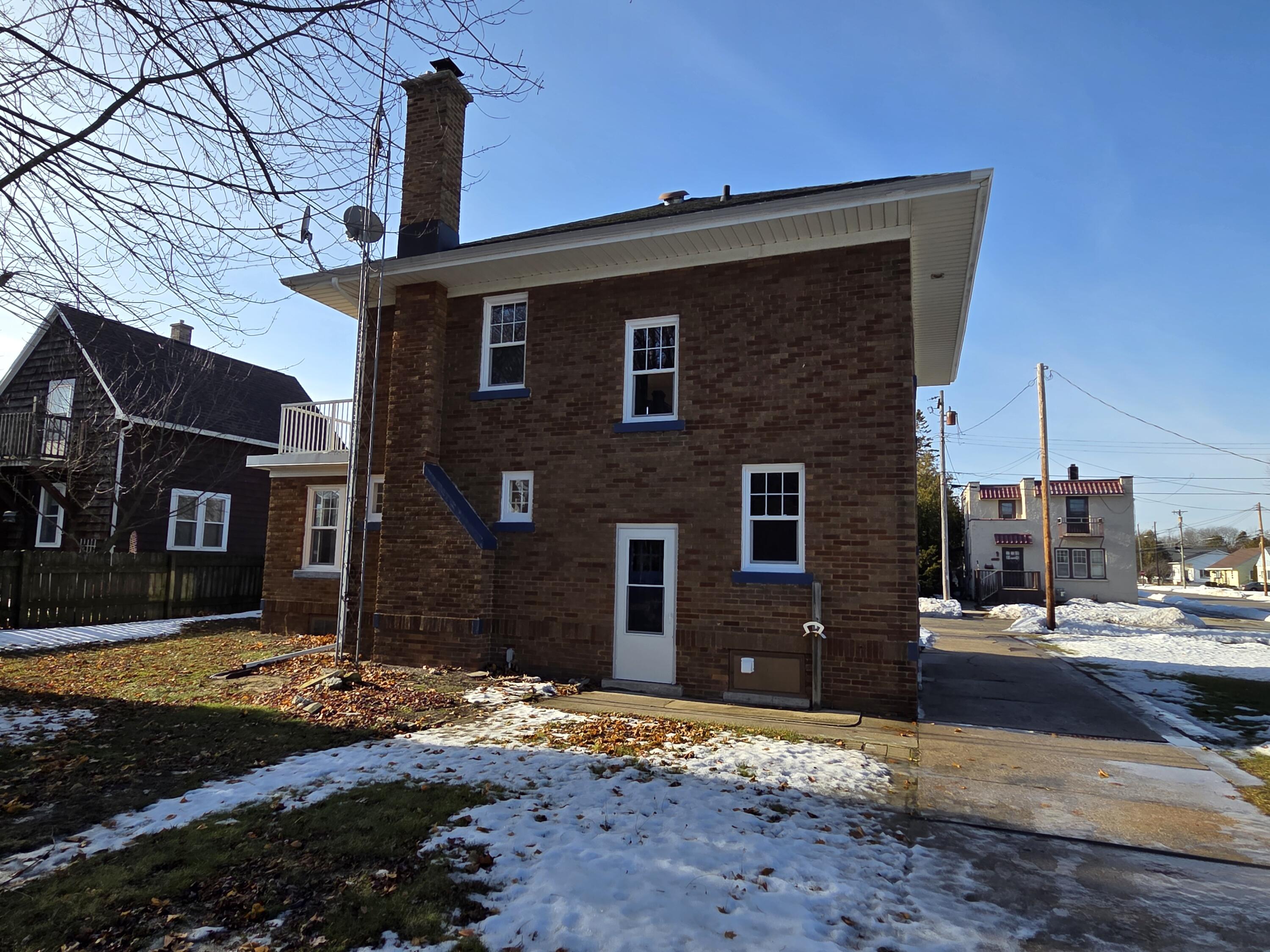 1415 Glenwood Street Two Rivers, WI 54241 - Photo 3 of 43 20251223_114303