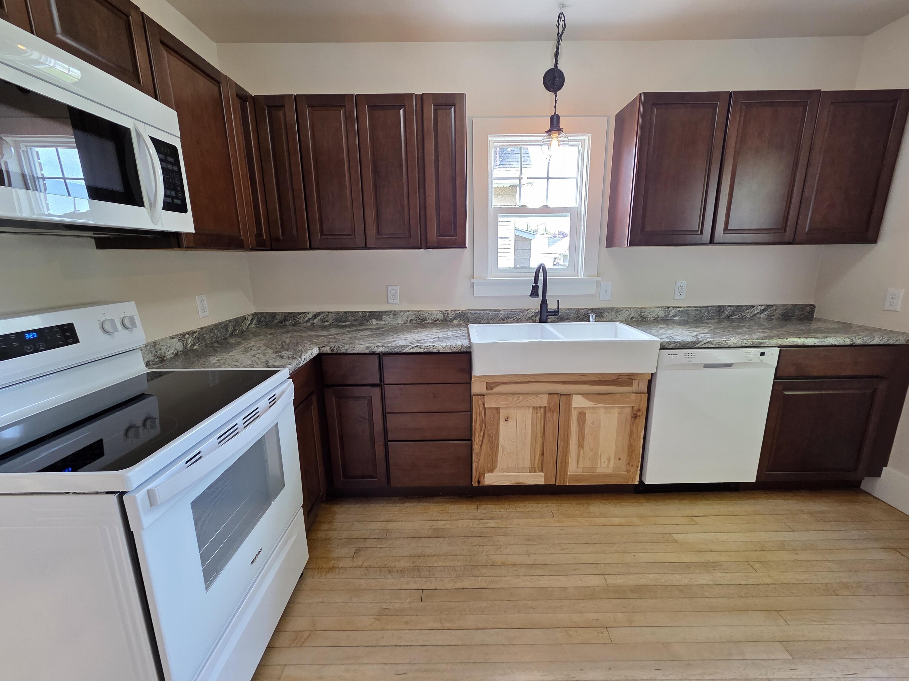 1415 Glenwood Street Two Rivers, WI 54241 - Photo 7 of 43 20250527_152312