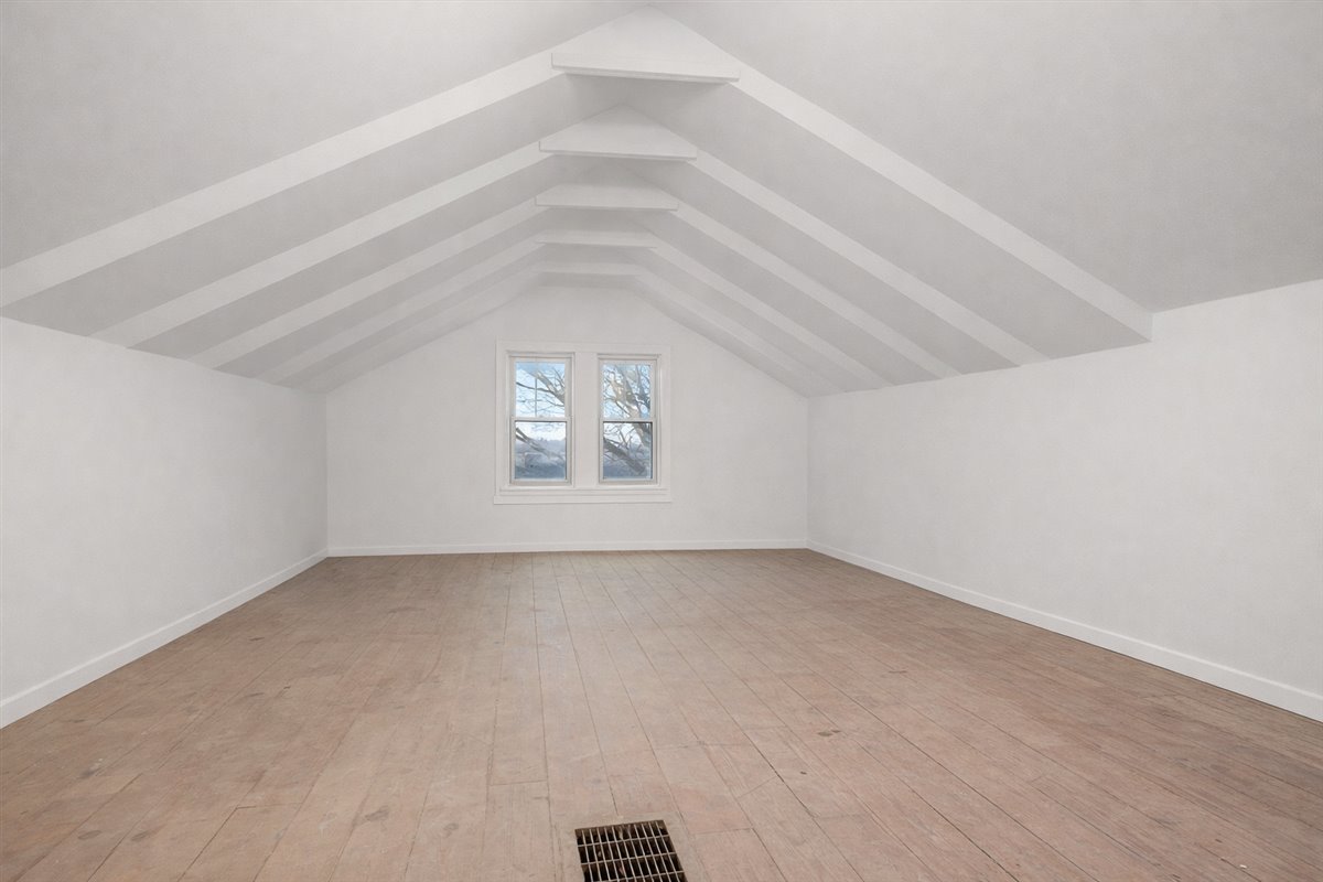 8725 Plattville Road Newark, IL 60541 - Photo 27 of 34 an empty room with windows