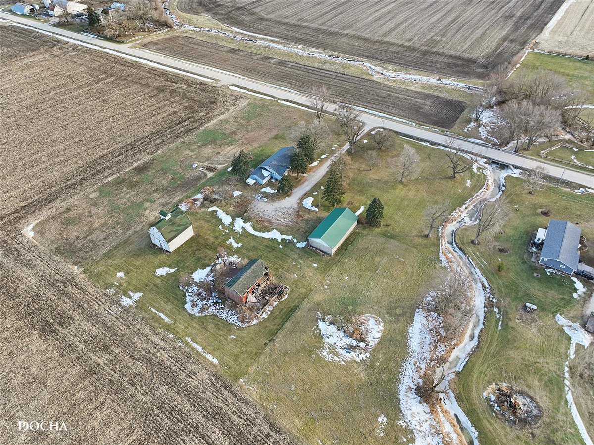 8725 Plattville Road Newark, IL 60541 - Photo 34 of 34 a vase of flowers sitting on a floor